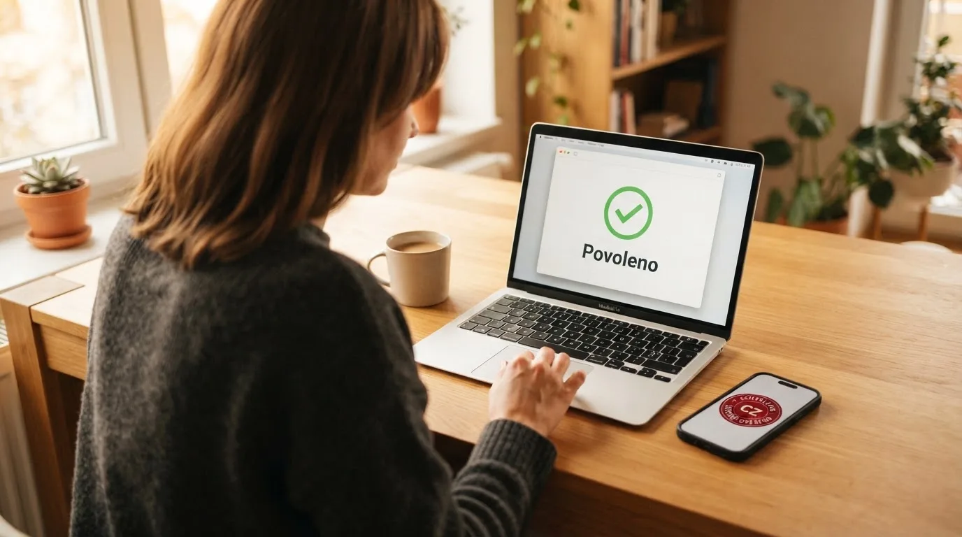 Úřední dokument s razítkem Ministerstva financí ČR vedle obrazovky s logem online casina, kontrast mezi úředním a digitálním světem